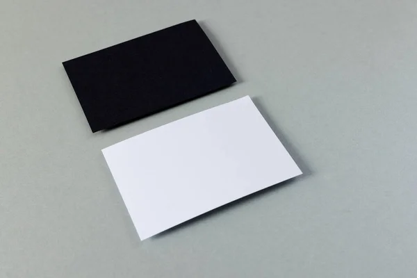Vita Och Svarta Visitkort Med Kopieringsutrymme Grå Bakgrund Affärs Visitkorts — Stockfoto