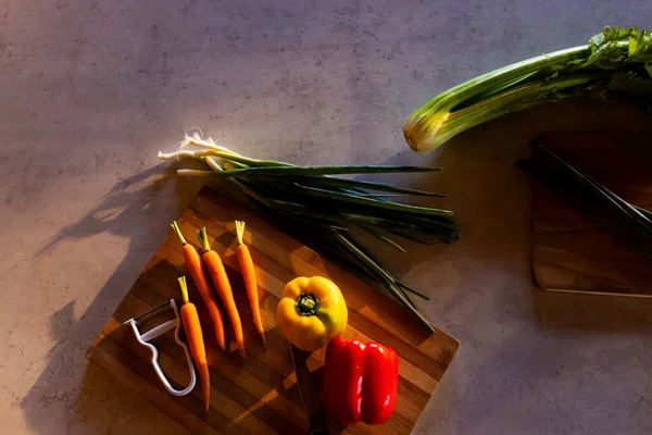 Органические Овощи Разделочной Доске Солнечной Кухне Бревенчатой Кабине Пища Питание — стоковое фото