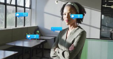 Ofisteki iki ırklı iş kadınıyla ilgili sosyal medya veri işlemlerinin animasyonu. Küresel sosyal medya, iş dünyası, finans, hesaplama ve veri işleme kavramı dijital olarak oluşturulmuş video.