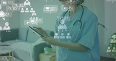 Kafkas kadın doktor üzerinde tıbbi ikonlar ve veri işleme animasyonları. Küresel tıp, sağlık, bilgisayar ve veri işleme kavramı dijital olarak oluşturulmuş video.