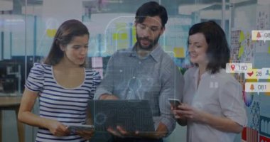 Sosyal medya simgelerinin, ofisteki bir dizüstü bilgisayarla tartışan çeşitli meslektaşlara karşı animasyonu. Sosyal medya ağı ve iş teknolojisi kavramı