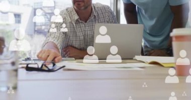 Ofisteki bir planı tartışan meslektaşlarımızın orta kısımlarında yüzen profil simgelerinin canlandırılması. Küresel ağ ve iş teknolojisi kavramı