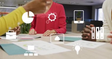 İş arkadaşlarının orta bölümündeki dijital simgelerin ofiste el ele tutuşmaları. Takım çalışması ve iş teknolojisi kavramı