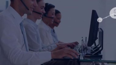Ofiste telefon kulaklığıyla konuşan mutlu beyaz adamın dijital simge ağının animasyonu. Küresel ağ ve iş teknolojisi kavramı