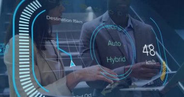 Bilgisayarda tartışan çok ırklı meslektaşların dijital gösterge panelinin animasyonu. Dijital bileşik, hız göstergesi, hedef, ulaşım, iş, teknoloji, takım çalışması, ölçü.