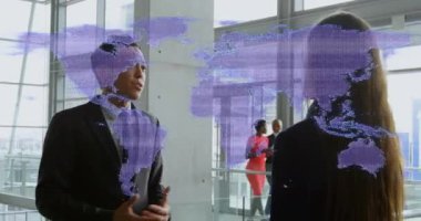 Muhtelif işadamları ve iş kadınlarının ofiste tartıştığı dünya haritasının animasyonu. Küresel ağ ve iş teknolojisi kavramı