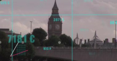 Londra şehir manzarası üzerinde veri işleme animasyonu. Küresel iş, finans, hesaplama ve veri işleme kavramı dijital olarak oluşturulmuş video.