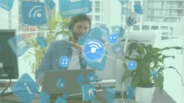 Bağlı ikonların, bilgisayar simgelerinin, kulaklık takan beyaz adamın video konuşmalarının animasyonu. Dijital bileşik, çoklu pozlama, iletişim, tartışma ve teknoloji kavramı.