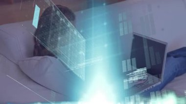 Kanepede dizüstü bilgisayar kullanan mutlu beyaz bir kadının veri işleme arayüzünün animasyonu. Bilgisayar arayüzü ve iş teknolojisi kavramı