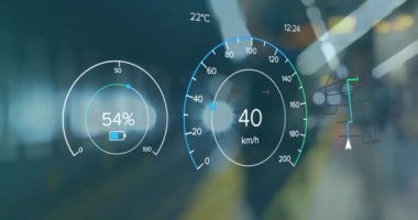 Şehrin üzerinde elektrikli araba hız göstergesi veri işleme animasyonu. Küresel elektrikli araba seyahati, iş, finans, bilgisayar ve veri işleme kavramı dijital olarak oluşturulmuş video.