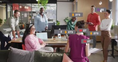 Ofisteki çeşitli iş adamları üzerinde sosyal medya veri işleme animasyonu. Küresel sosyal medya, iş dünyası, finans, hesaplama ve veri işleme kavramı dijital olarak oluşturulmuş video.