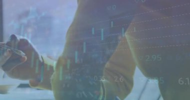 Beyaz adamın orta kesiminde akıllı telefon kullanarak grafiklerin ve alım satım tahtalarının animasyonu. Dijital bileşik, çoklu pozlama, iş, rapor, büyüme, borsa ve teknoloji kavramı.