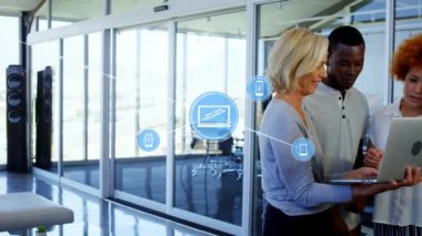 Ofiste dizüstü bilgisayarla tartışan çeşitli meslektaşlar için profil simgelerinin oluşturduğu bir ağ animasyonu. Küresel ağ ve iş teknolojisi kavramı