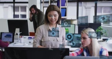 Ofiste tartışan iki farklı kadına karşı yuvarlak tarayıcı ve veri işleme animasyonu. Bilgisayar arayüzü ve iş teknolojisi kavramı