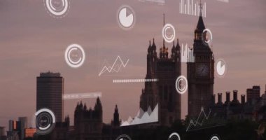 Londra şehir manzarası üzerinde veri işleme animasyonu. Küresel iş, finans, hesaplama ve veri işleme kavramı dijital olarak oluşturulmuş video.