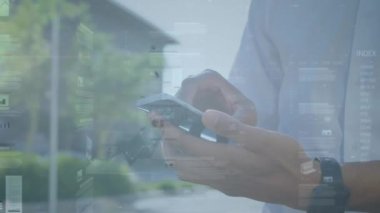 Çoklu grafik animasyonu, çift ırklı adamın orta kesiminde cep telefonu kullanımı. Dijital bileşik, çoklu pozlama, rapor, iş, ilerleme ve borsa konsepti.