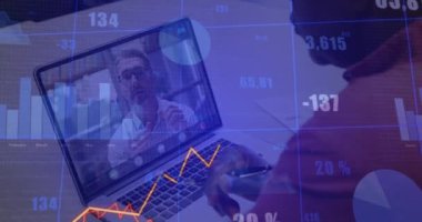 Değişen numaralarla grafiklerin animasyonu, video görüşmesinde tartışan çeşitli iş arkadaşları. Dijital bileşik, çoklu pozlama, iş, rapor, büyüme, ilerleme ve teknoloji kavramı.