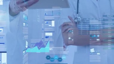 Çeşitli doktorlar üzerinde finansal veri işleme animasyonu. Küresel tıp, işletme, finans, hesaplama ve veri işleme kavramı dijital olarak oluşturulmuş video.