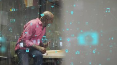 Ofiste tartışan çeşitli erkek ve kadınlara karşı dijital simge ağının animasyonu. Küresel ağ ve iş teknolojisi kavramı