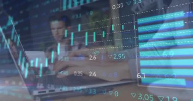 Kafe 'de dizüstü bilgisayar kullanan beyaz bir kadın için istatistiksel ve borsa veri işleme animasyonu. Küresel ekonomi ve iş veri teknolojisi kavramı