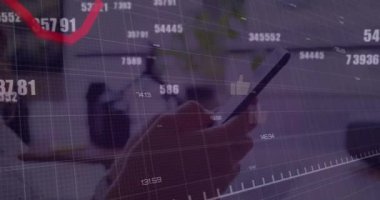 Değişen numaralar üzerine düşen grafiğin animasyonu, akıllı telefon kullanan beyaz kadın. Dijital bileşik, çoklu pozlama, rapor, iş, azaltma, kayıp ve teknoloji kavramı.