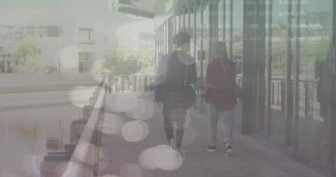 Ofis koridorunda yürüyen çeşitli meslektaşlar üzerinde bilgi arayüzü ve lenslerin canlandırılması. Dijital bileşik, dikey görünüm, iş, konuşma, ışık, rapor, borsa verileri, teknoloji.