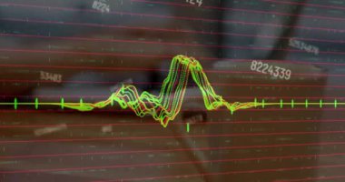 Kafede dizüstü bilgisayar kullanan bir kadının orta kesiminde numara ve veri işleme animasyonu. Bilgisayar arayüzü ve iş teknolojisi kavramı