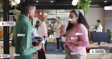 Ofisteki çeşitli iş adamları üzerinde sosyal medya veri işleme animasyonu. Küresel sosyal medya, iş dünyası, finans, hesaplama ve veri işleme kavramı dijital olarak oluşturulmuş video.