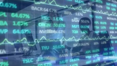 Ofiste dizüstü bilgisayarla tartışan iki farklı kadına karşı borsa veri işleme animasyonu. Küresel ekonomi ve iş teknolojisi kavramı