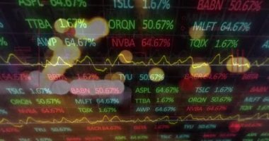 Gece şehir trafiğinin bulanık görüntüsüne karşı borsa veri işleme animasyonu. Küresel ekonomi ve iş teknolojisi kavramı