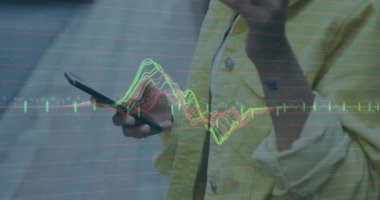 Sokakta akıllı telefondan müzik dinleyen melez kadınlara karşı veri işleme animasyonu. Teknoloji konsepti