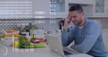 Evde dizüstü bilgisayar kullanan beyaz bir adam hakkında istatistiksel veri işleme animasyonu. Bilgisayar arayüzü ve iş veri teknolojisi kavramı