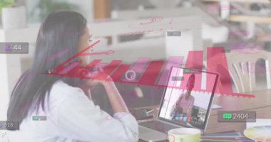 Ofiste dizüstü bilgisayarla konuşan melez kadınlara karşı sosyal medya simgeleri. Sosyal medya ağı ve iş teknolojisi kavramı