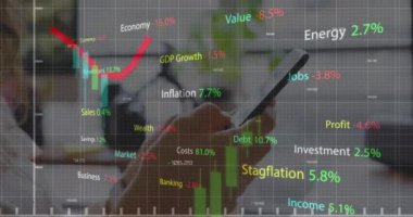 Akıllı telefon kullanan beyaz kadın üzerinden birden fazla grafik, metin ve numaranın animasyonu. Dijital bileşik, çoklu pozlama, iş, rapor, azalma, kayıp ve teknoloji kavramı.