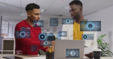 Ofiste tartışan iki farklı adama karşı yuvarlak tarayıcı ve veri işleme animasyonları. Bilgisayar arayüzü ve iş teknolojisi kavramı