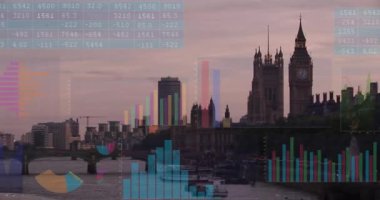 Londra şehrinde finansal veri işleme animasyonu. Küresel iş, finans, hesaplama ve veri işleme kavramı dijital olarak oluşturulmuş video.