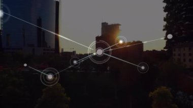 Şehir manzarası üzerindeki bağlantı ağının animasyonu. Dijital olarak oluşturulmuş küresel bağlantılar, hesaplama ve veri işleme kavramı.