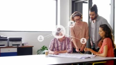 Ofisteki belgeler üzerinde tartışan çeşitli meslektaşlar hakkında profil simgeleri ağının animasyonu. Küresel ağ ve iş teknolojisi kavramı