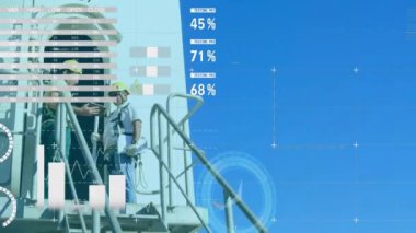 Finansal veri işleme ve çift ırklı erkek mühendisin rüzgar türbiniyle canlandırılması. Küresel çevre, rüzgar enerjisi, iş dünyası, finans, hesaplama ve veri işleme kavramı dijital olarak oluşturulmuş video.