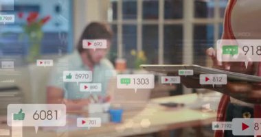 Ofiste dijital tablet kullanan bir kadının orta kesimine karşı sosyal medya simgelerinin canlandırılması. Sosyal medya ağı ve iş teknolojisi kavramı