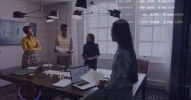 İstatistiksel ve borsada dört farklı kadının ofiste tartıştığı veri işleme animasyonları. Küresel ekonomi ve iş veri teknolojisi kavramı