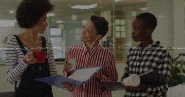 Ofiste kahve içerken üç farklı kadının tartıştığı veri işleme animasyonu. Bilgisayar arayüzü ve iş veri teknolojisi kavramı