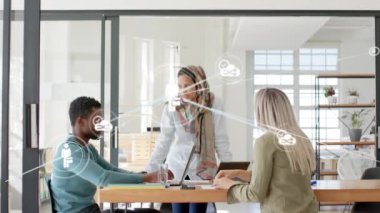 Ofiste birlikte tartışan çeşitli meslektaşlara karşı dijital simge ağının animasyonu. Küresel ağ ve iş teknolojisi kavramı