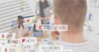 Ofiste sunum yapan beyaz adamın dikiz aynasıyla sosyal medya simgelerinin animasyonu. Sosyal medya ağı ve iş veri teknolojisi kavramı