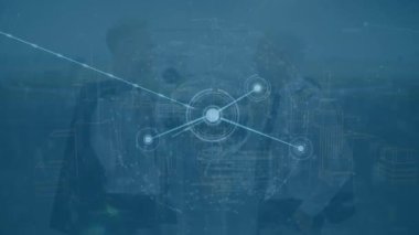 Modern şehir manzarasının havadan görüntüsüne karşı bağlı noktaların, kürelerin ve bilgisayar dilinin animasyonu. Dijital bileşik, çoklu pozlama, iletişim, küreselleşme, kodlama, mimari, teknoloji.