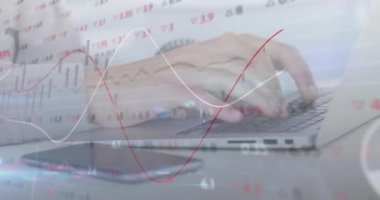 Ofiste dizüstü bilgisayar kullanan bir kadının orta bölümünde borsa veri işleme animasyonu. Küresel ekonomi ve iş veri teknolojisi kavramı