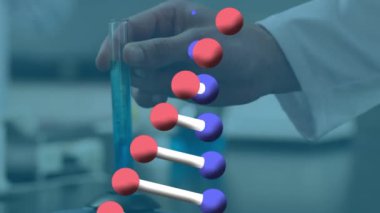 Kafkas erkek bilim adamının üzerinde dönen DNA iplikçiklerinin animasyonu laboratuvar tüpü tutuyor. Küresel bilim, tıp, araştırma, hesaplama ve veri işleme kavramı dijital olarak oluşturulmuş video.