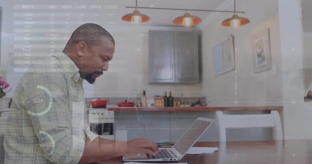 Animatie Van Statistische Gegevensverwerking Tegen Afro Amerikaanse Man Met Laptop — Stockvideo