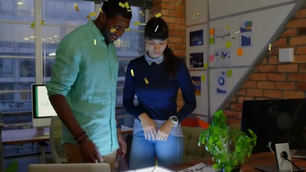 多様なビジネスパートナーが握手を交わしたり オフィスで議論したりする中で コンフェッティのアニメーション デジタル複合材 ビジネス チームワーク お祝い — ストック動画