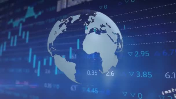 青の背景に統計的および株式市場のデータ処理を回転させる地球のアニメーション 世界経済とビジネスデータテクノロジーの概念 — ストック動画